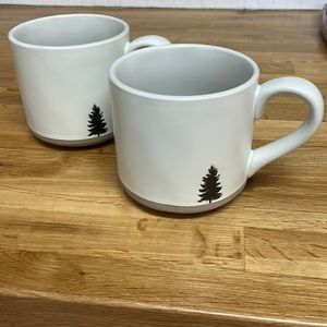 Hearth & Hand tree/holiday mugs; in new condition!